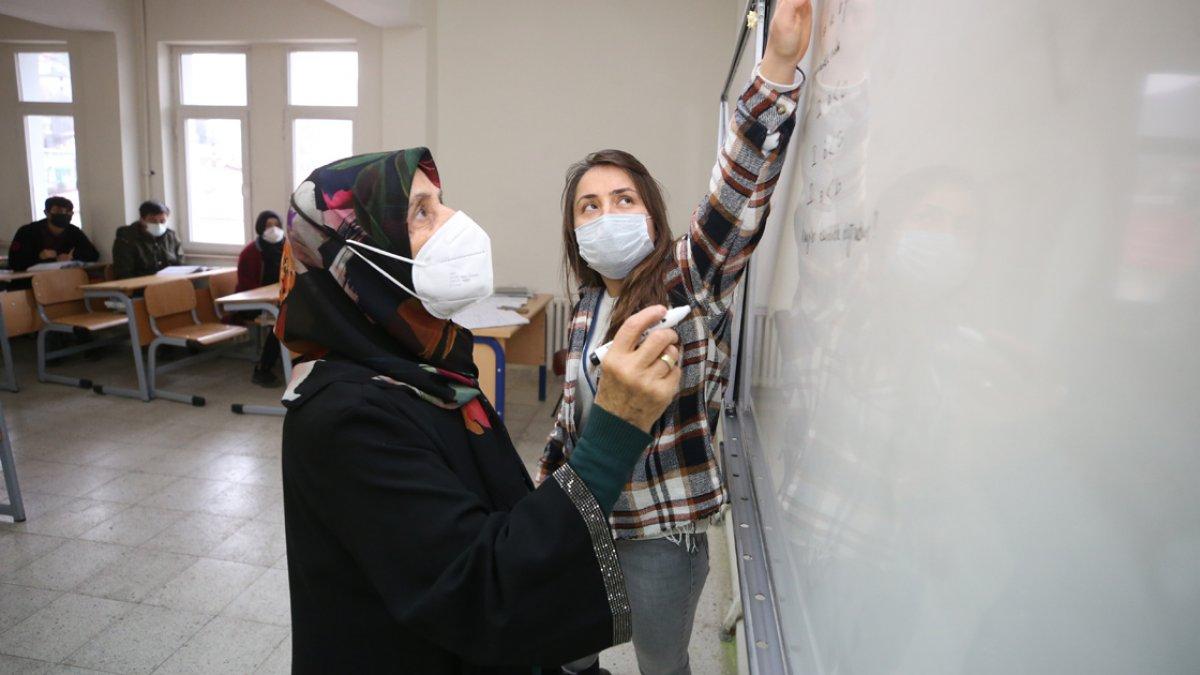 Ordulu Güneş nine, hayalini kurduğu lise diplomasına 84 yaşında kavuştu