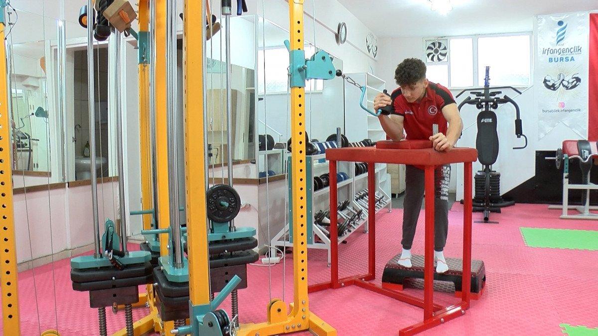 Bursa’da bedensel engelli sporcu, bilek güreşinde dünya şampiyonu oldu