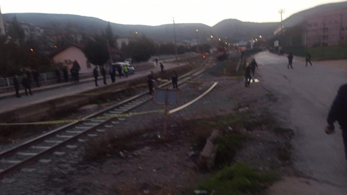 Amasya’da raylara düşen gencin ayağının üzerinden tren geçti