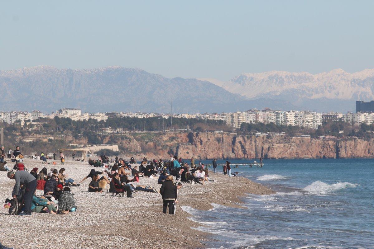 Antalyalılar ocak ayında denize girdi
