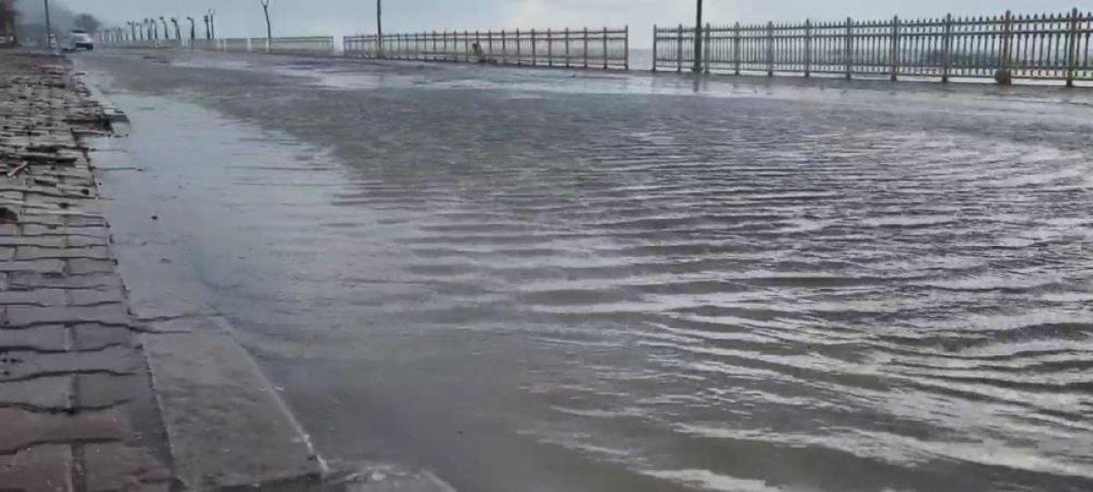 Kastamonu'da dalgaların vurduğu sahil yolu su altında kaldı