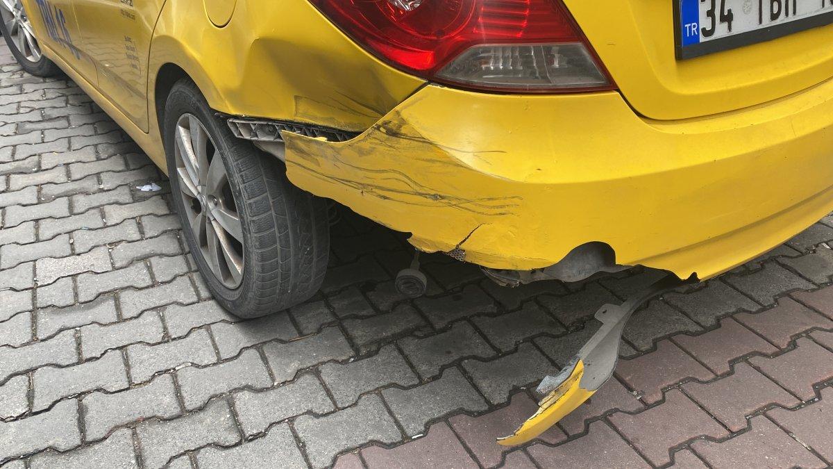 Kağıthane’de süratli seyreden moto kurye taksiye çarptı