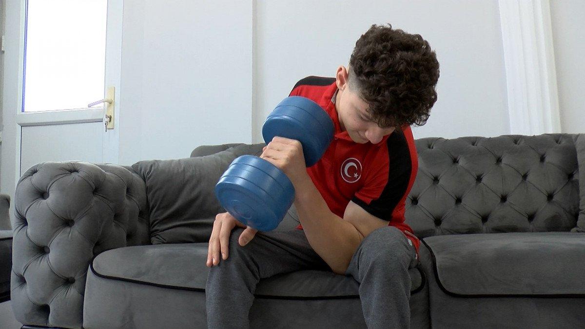 Bursa’da bedensel engelli sporcu, bilek güreşinde dünya şampiyonu oldu