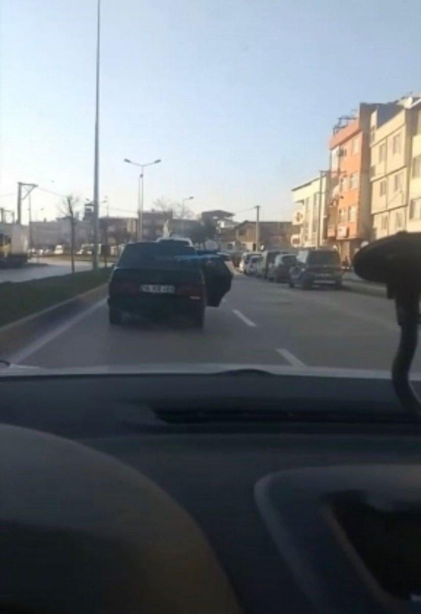 Bursa'da kapanmayan kapısının bantla tutturulduğu araç kamerada