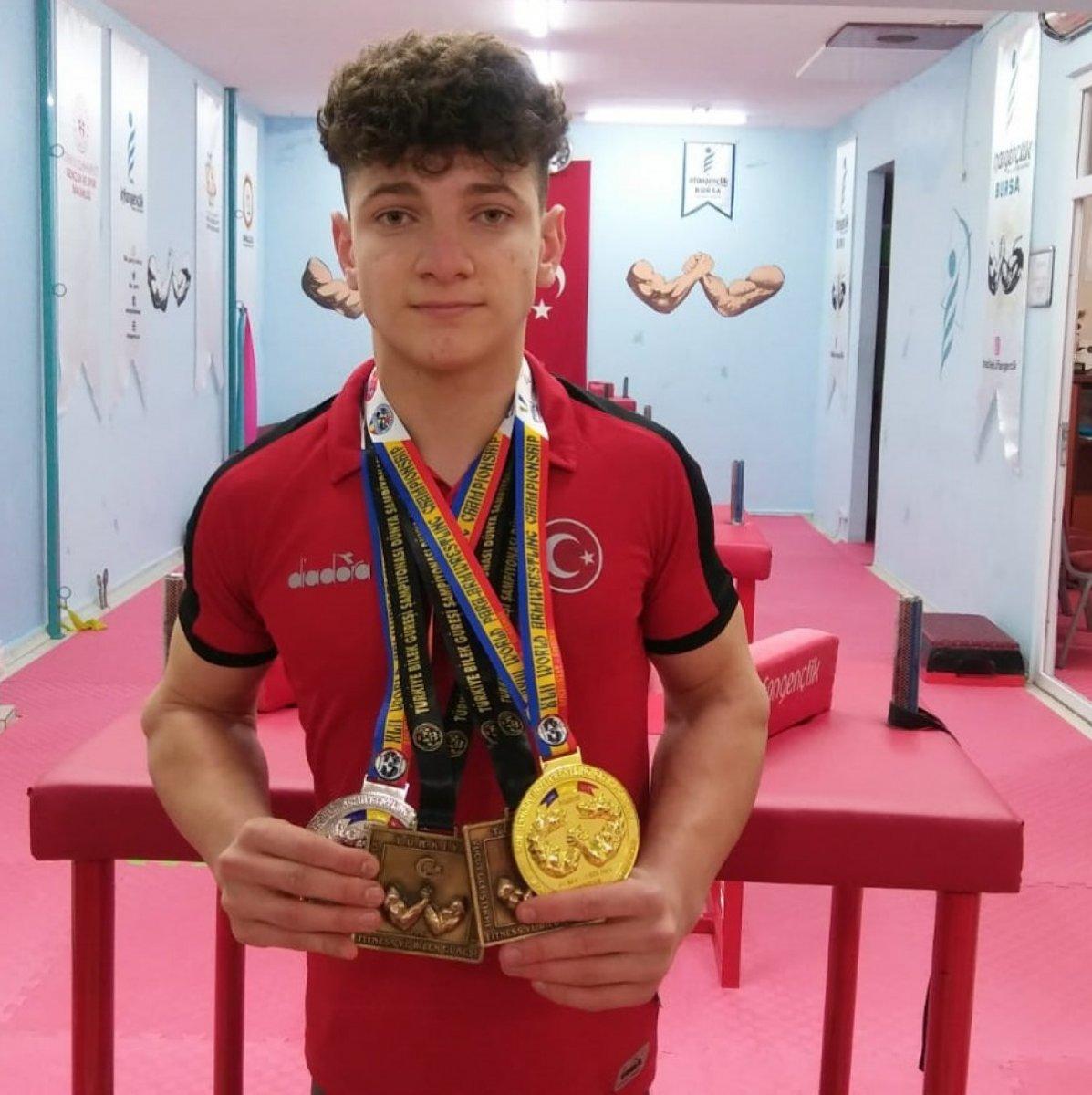 Bursa’da bedensel engelli sporcu, bilek güreşinde dünya şampiyonu oldu