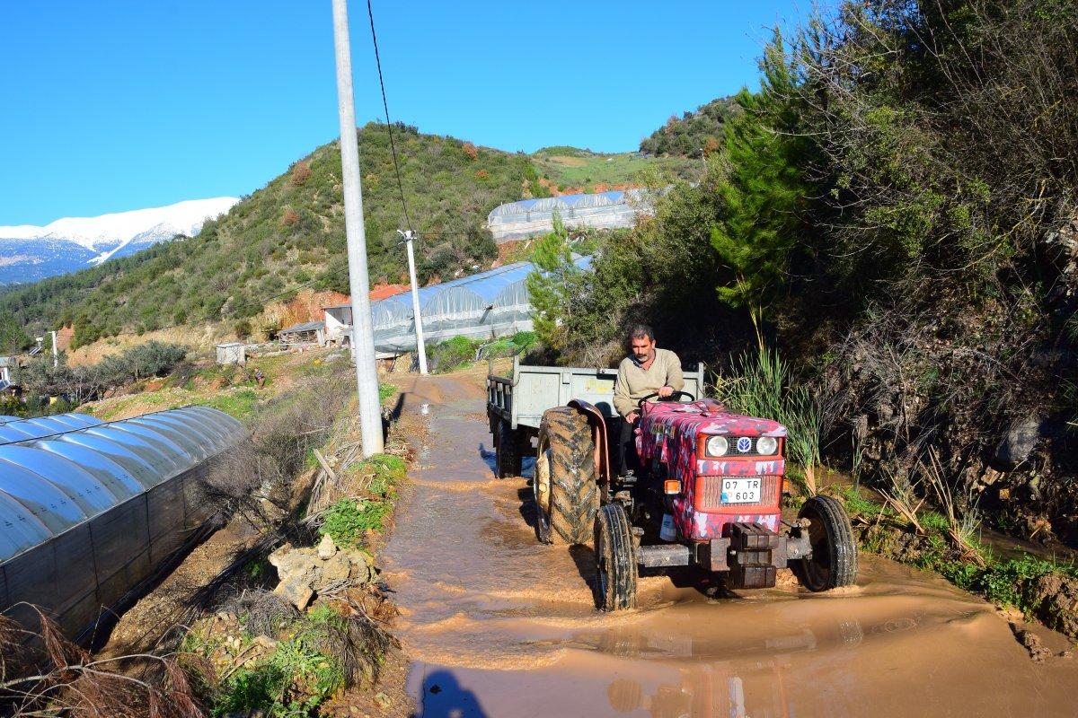 Antalya'da vatandaşlar bozulan yolları imece usulü ile yapıyor