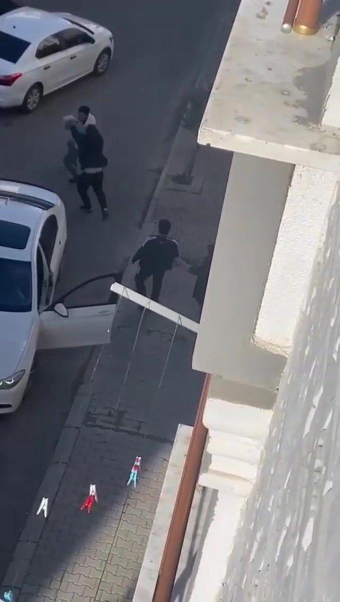 Pendik’te yol verme kavgası: Silahın kabzasıyla vurdu