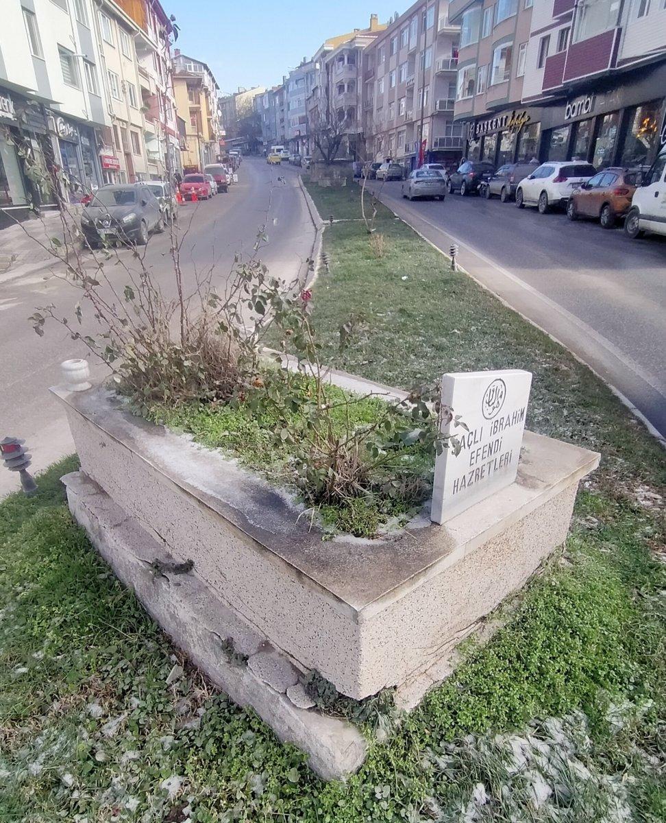 Edirne'de cadde üzerindeki mezarlar dikkat çekiyor