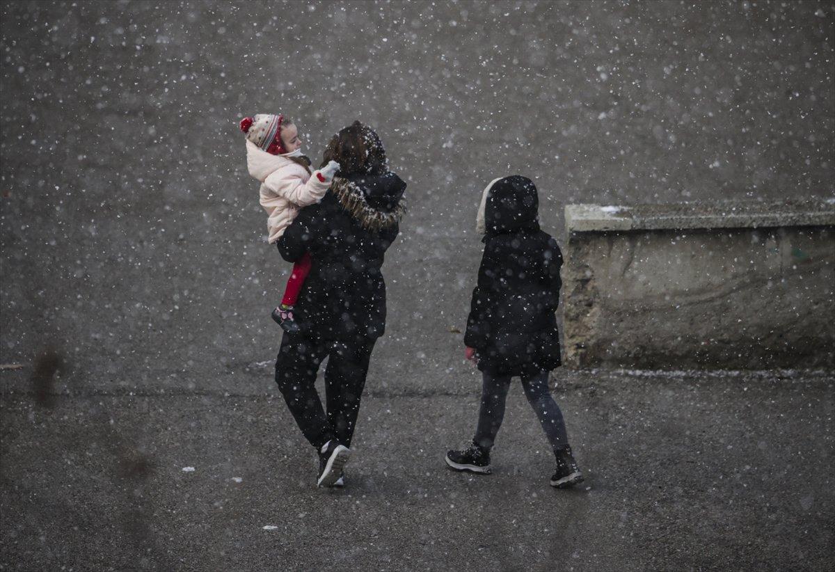 Ankara'da kar yağışı etkili oldu