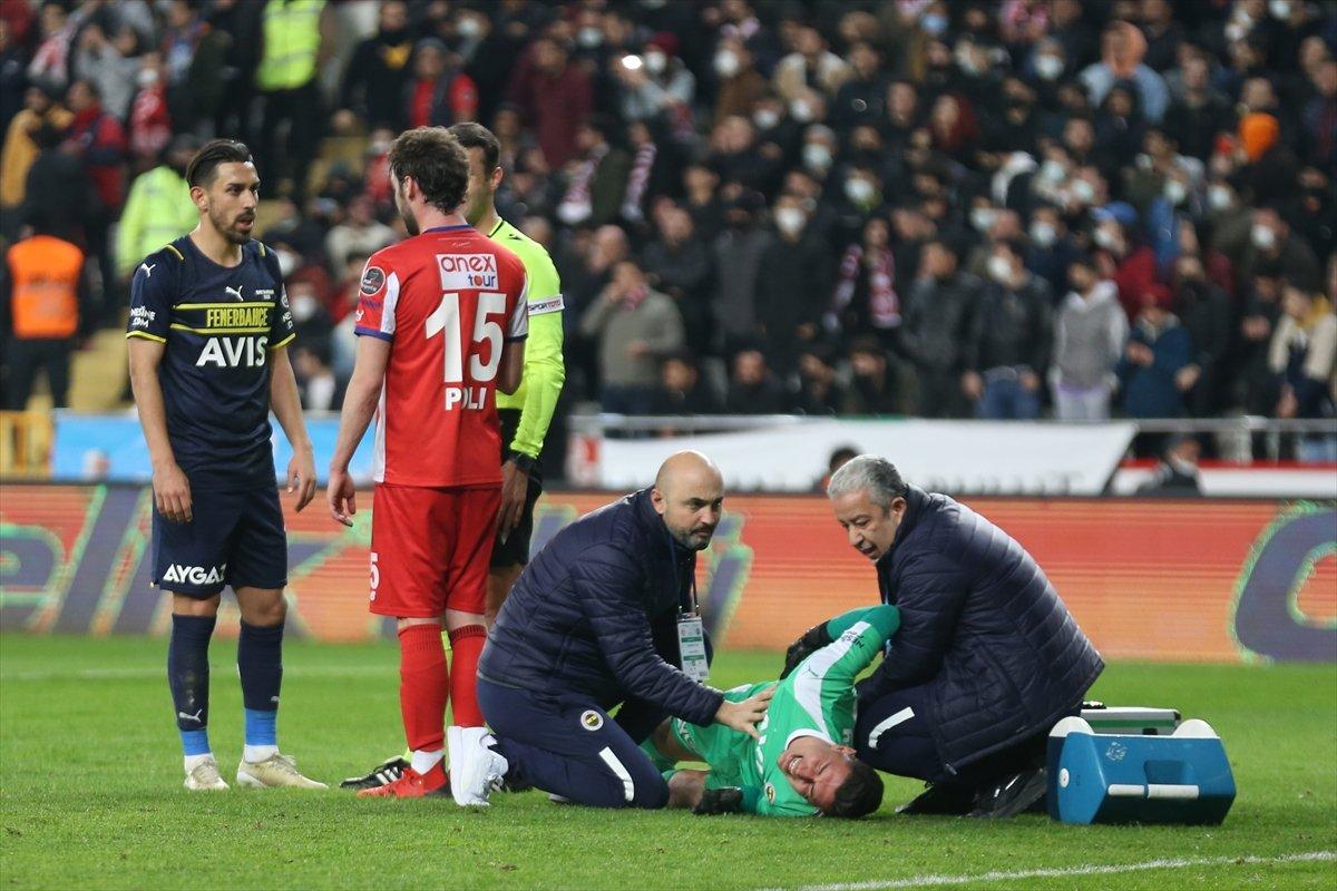 Fenerbahçe'de Berke Özer sakatlandı