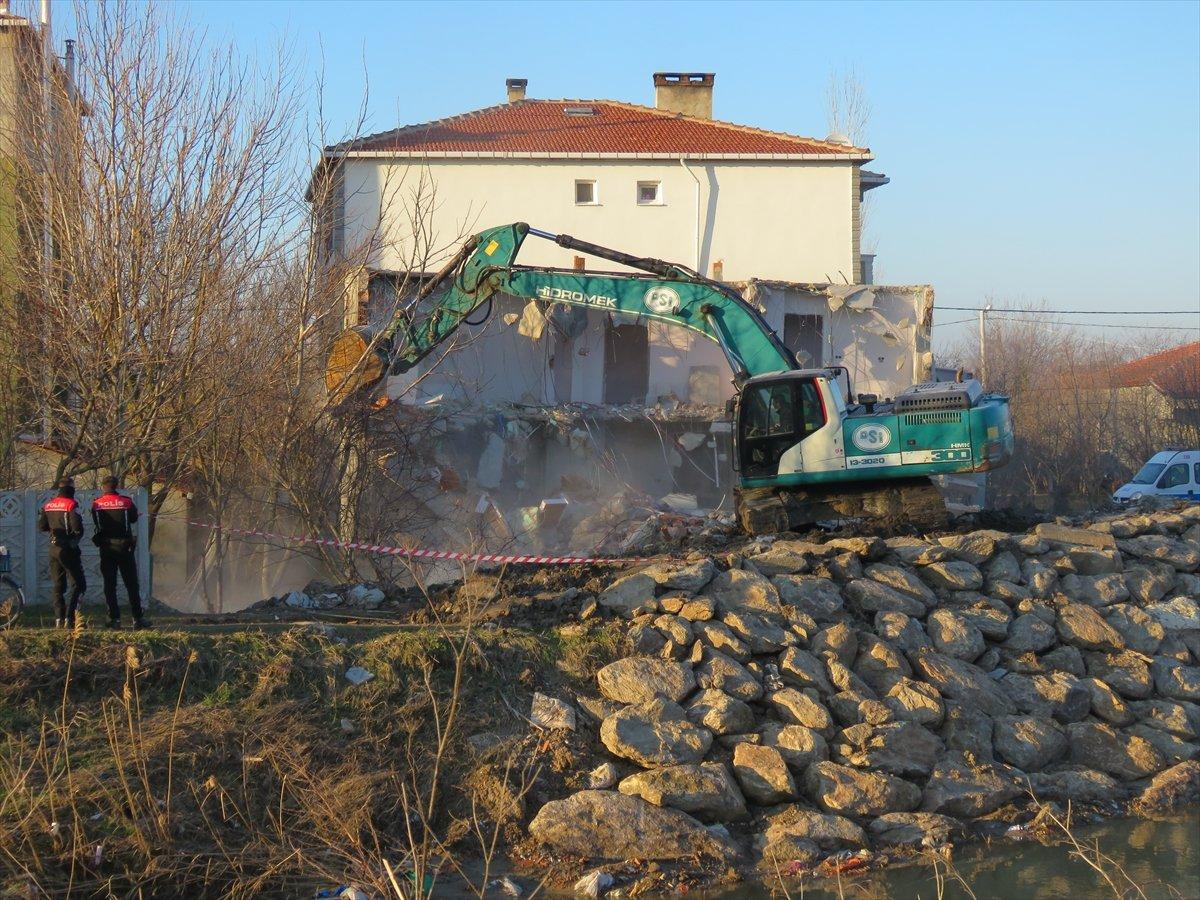 Kırklareli'nde ağır hasar gören binalar yıkılıyor