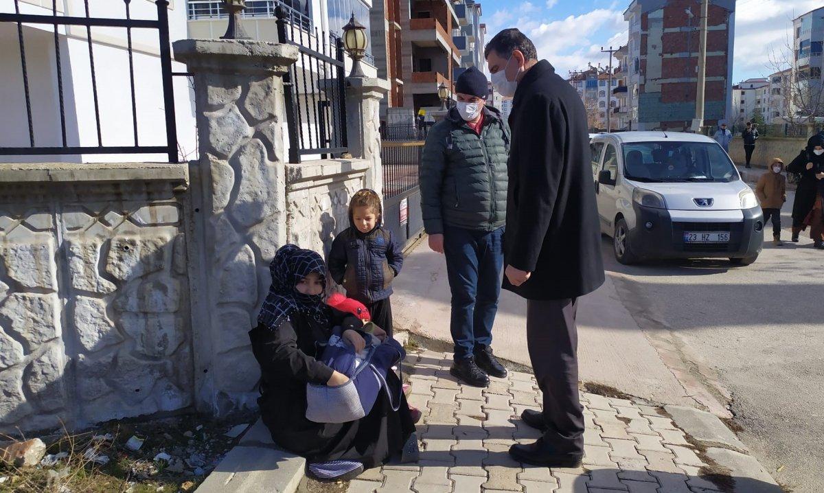 Elazığ'da foyası ortaya çıkan dilenciye, vatandaş para vermeye devam etti