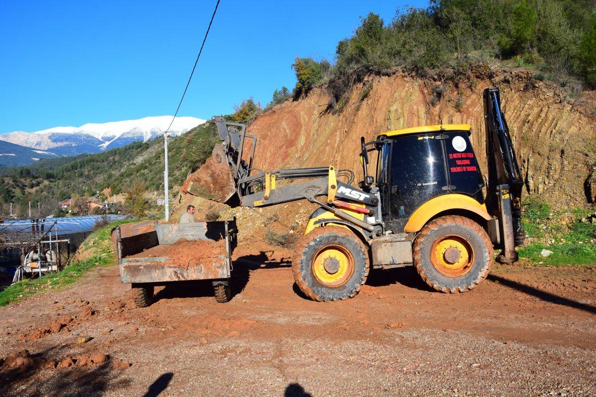 Antalya'da vatandaşlar bozulan yolları imece usulü ile yapıyor