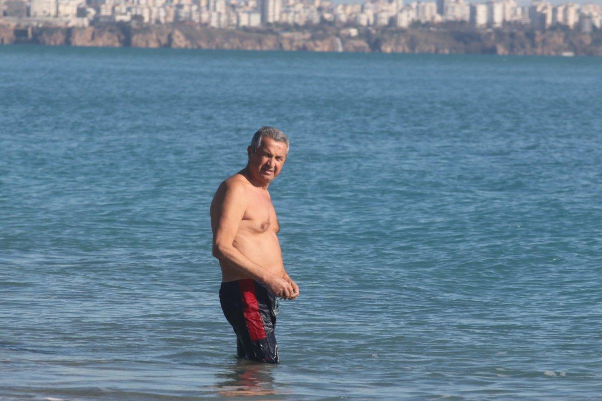 Antalyalılar ocak ayında denize girdi