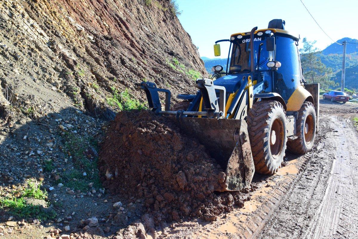 Antalya'da vatandaşlar bozulan yolları imece usulü ile yapıyor