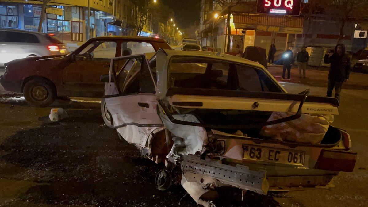 Şanlıurfa'da 3 araç birbirine girdi: 4 yaralı