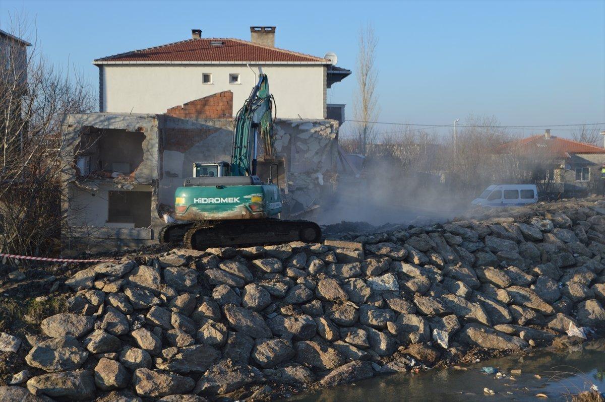Kırklareli'nde ağır hasar gören binalar yıkılıyor