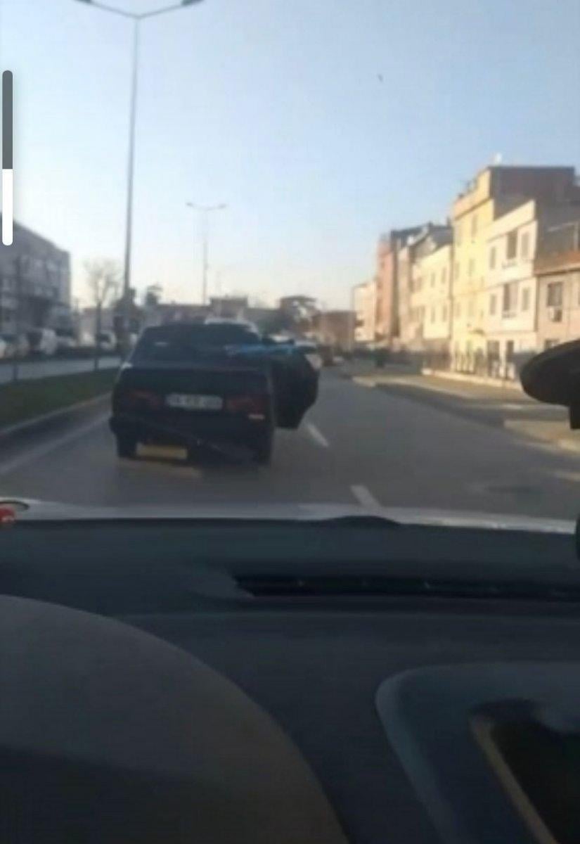 Bursa'da kapanmayan kapısının bantla tutturulduğu araç kamerada