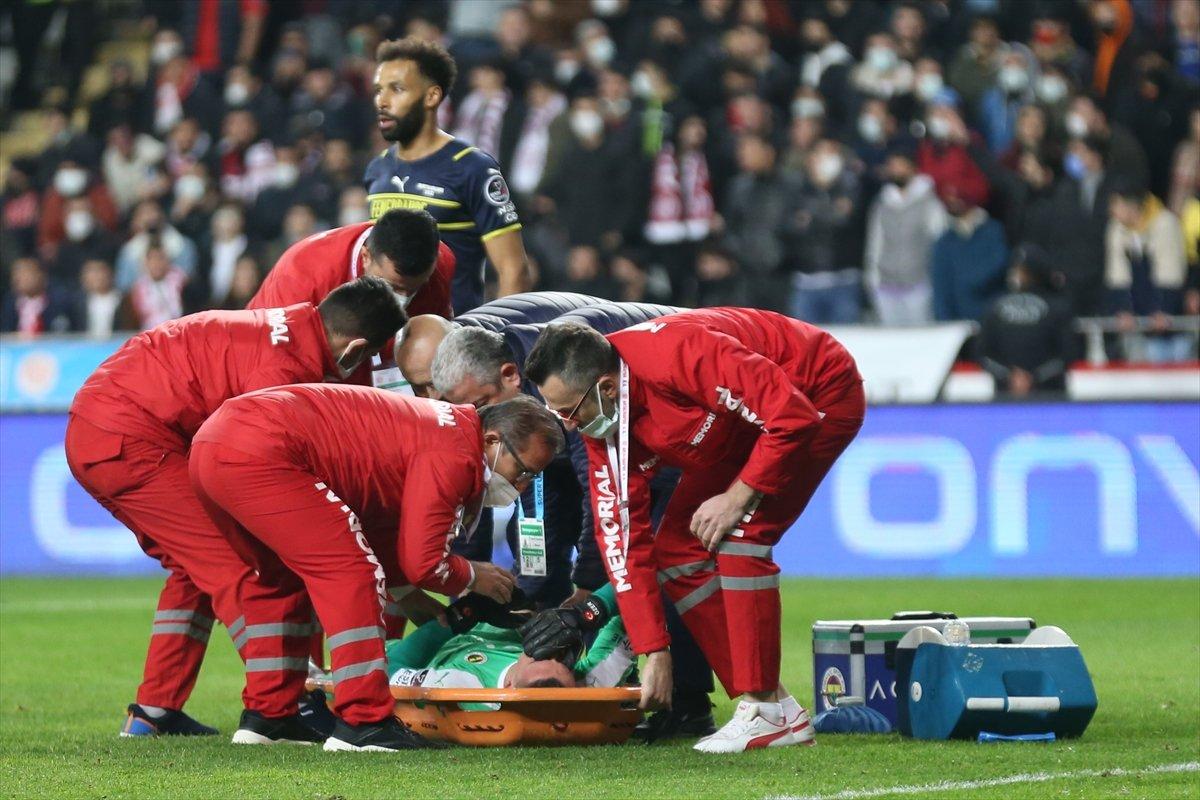 Fenerbahçe'de Berke Özer sakatlandı