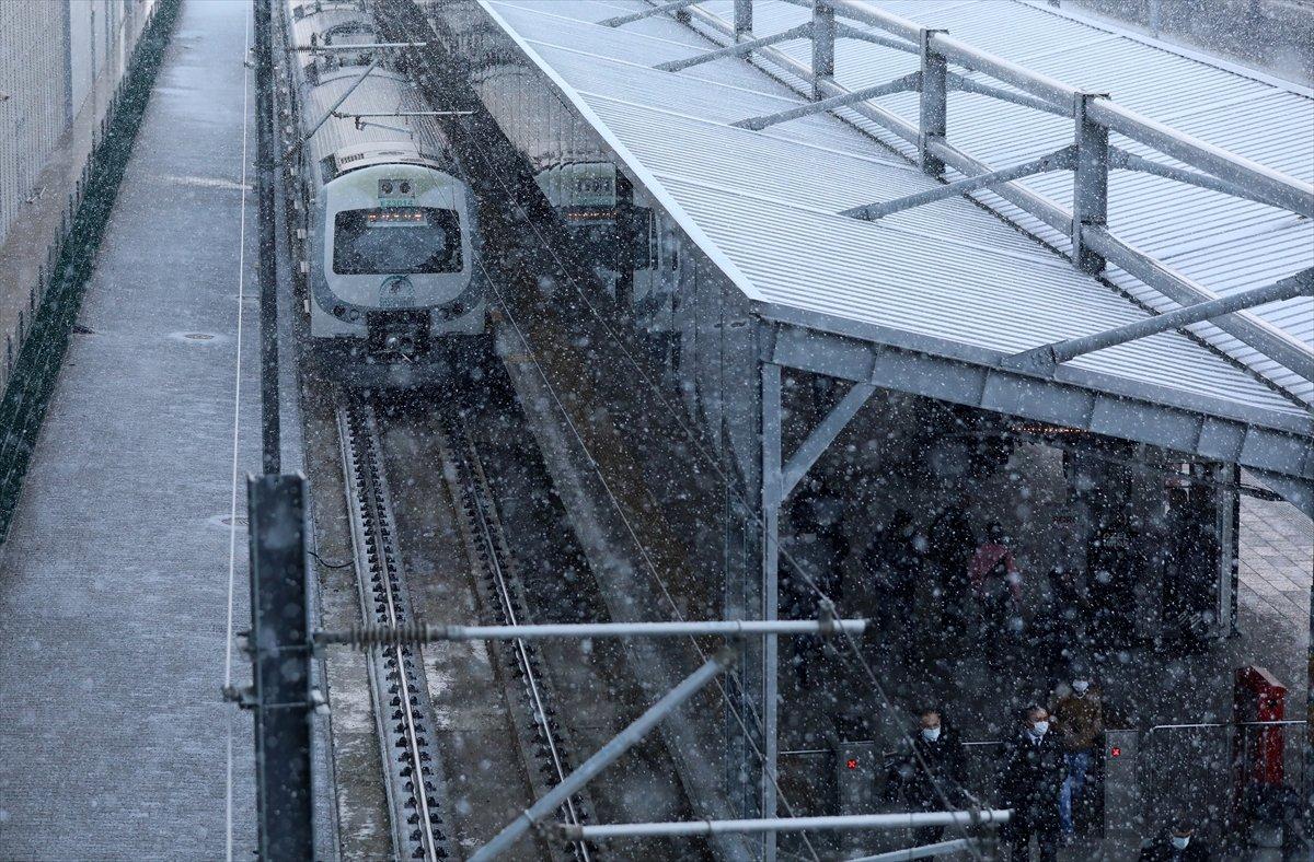 Ankara'da kar yağışı etkili oldu