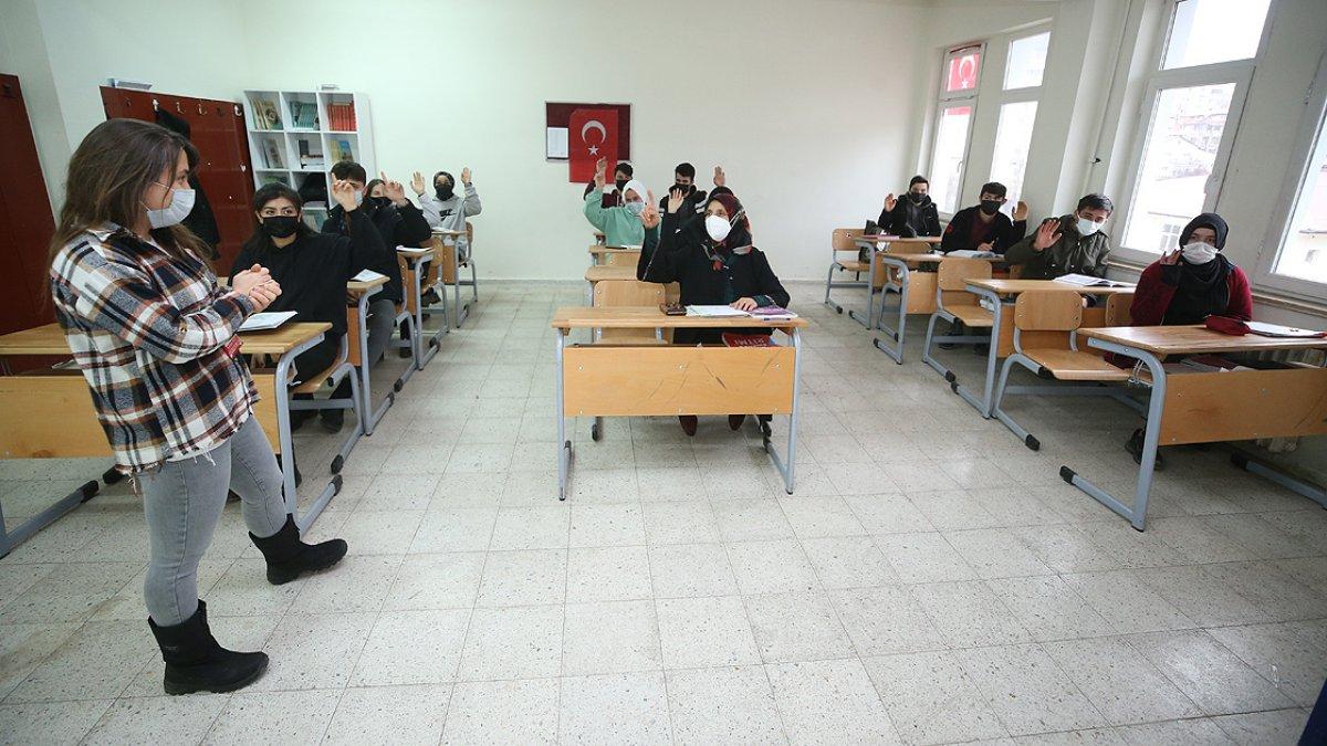 Ordulu Güneş nine, hayalini kurduğu lise diplomasına 84 yaşında kavuştu