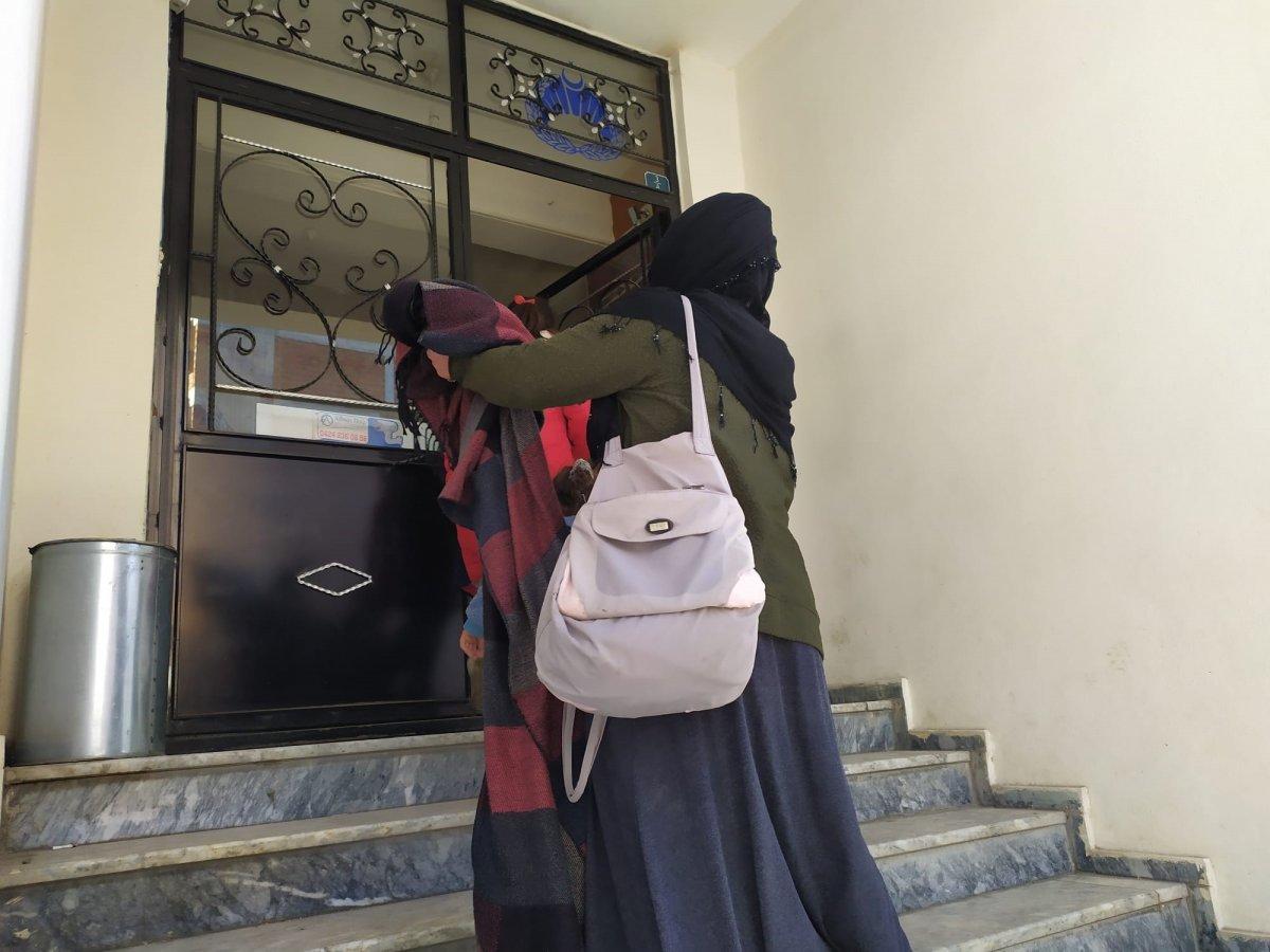 Elazığ'da foyası ortaya çıkan dilenciye, vatandaş para vermeye devam etti