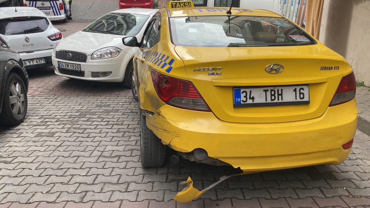 Kağıthane’de süratli seyreden moto kurye taksiye çarptı