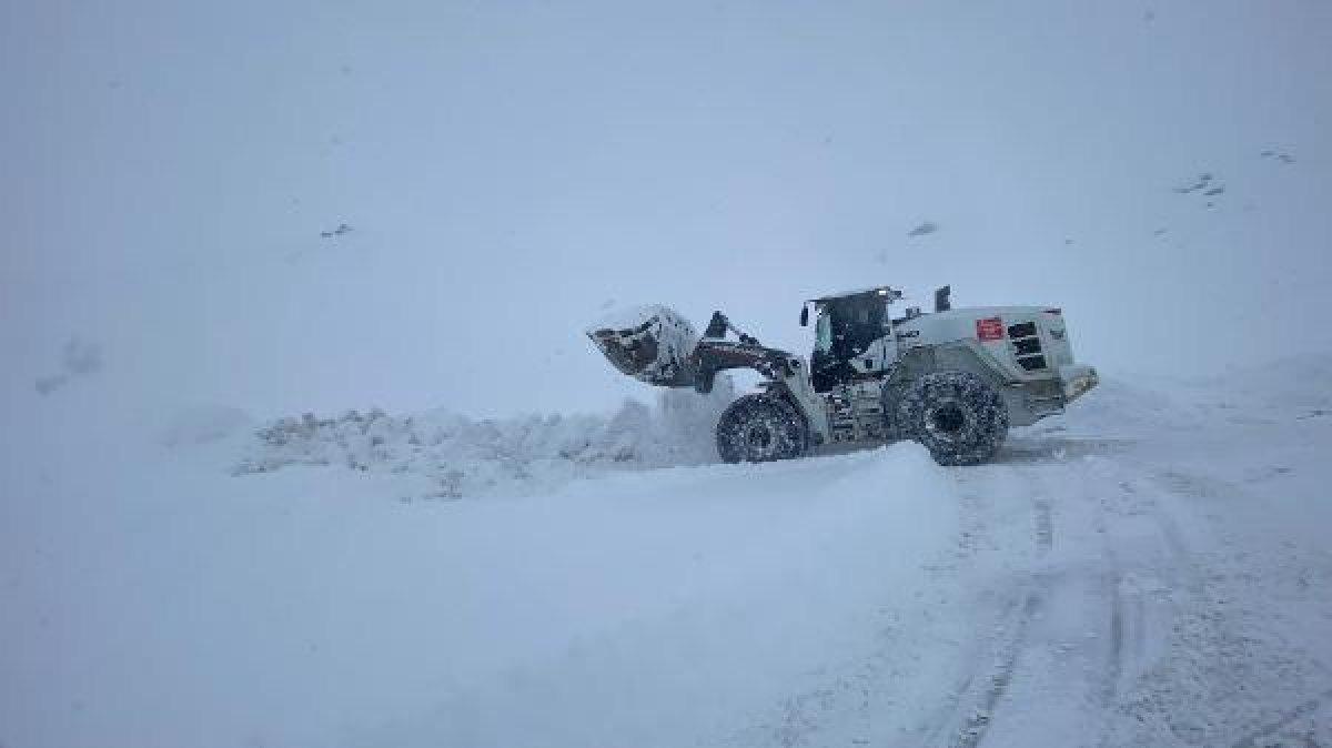Hakkari'de yoğun kar yağışı nedeniyle 338 yerleşim yerinin yolu kapandı