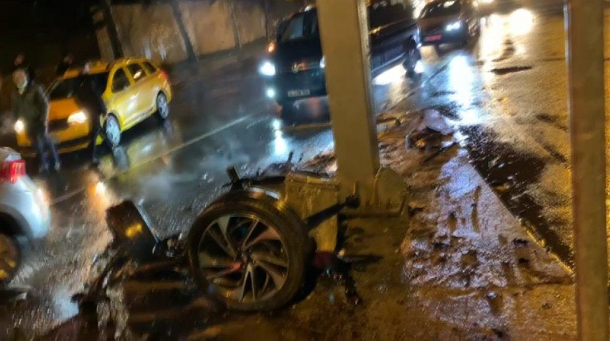 Kağıthane'de direğe çarpan dikkatsiz sürücünün aracı hurdaya döndü