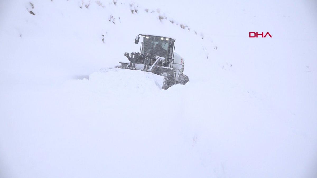 Hakkari'de yoğun kar yağışı nedeniyle 338 yerleşim yerinin yolu kapandı