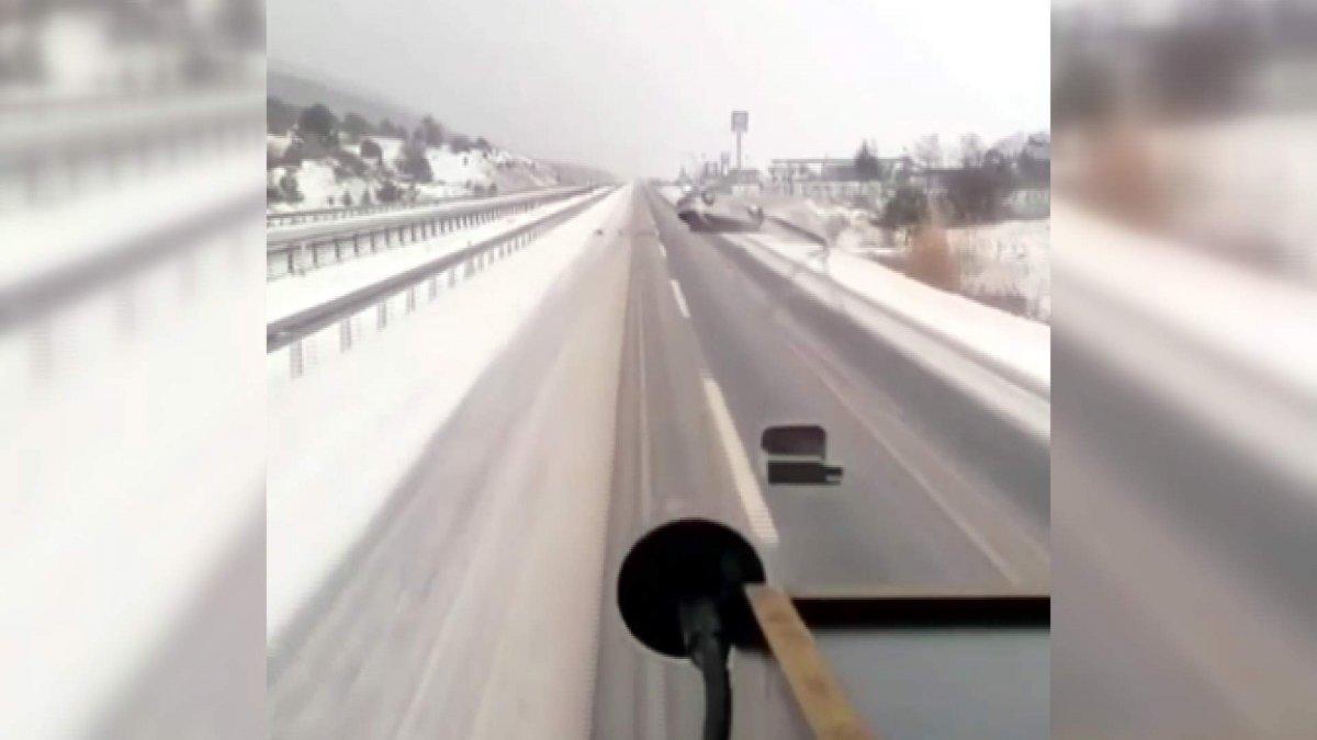 Karabük'te bariyerlere çarpıp takla atan araç kameraya yansıdı