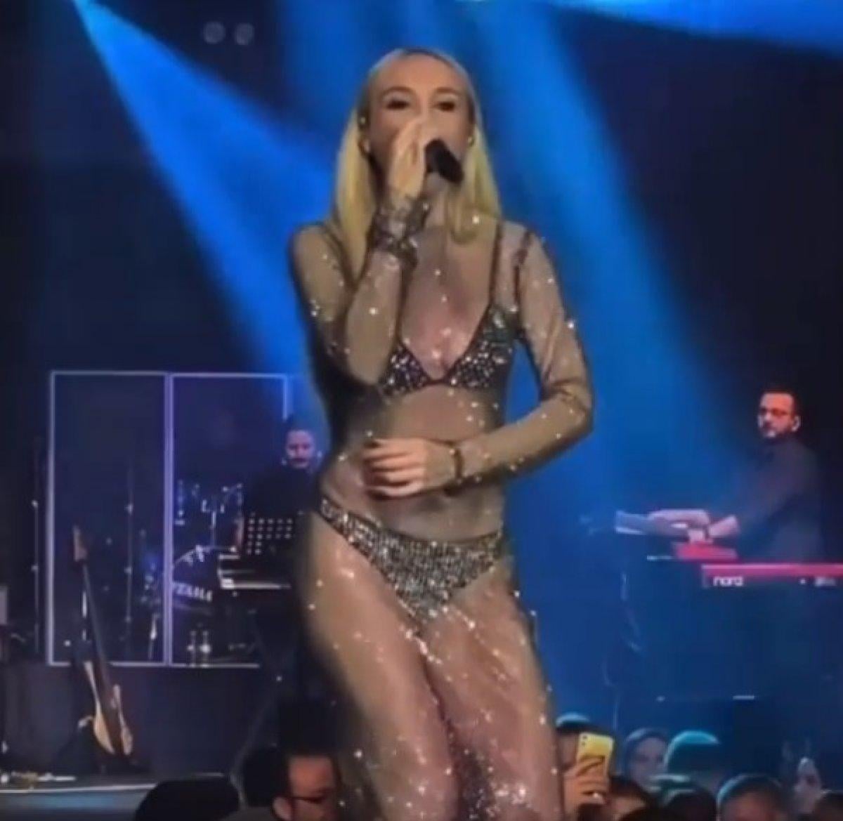 Gülşen'in dikkat çeken sahne kıyafeti