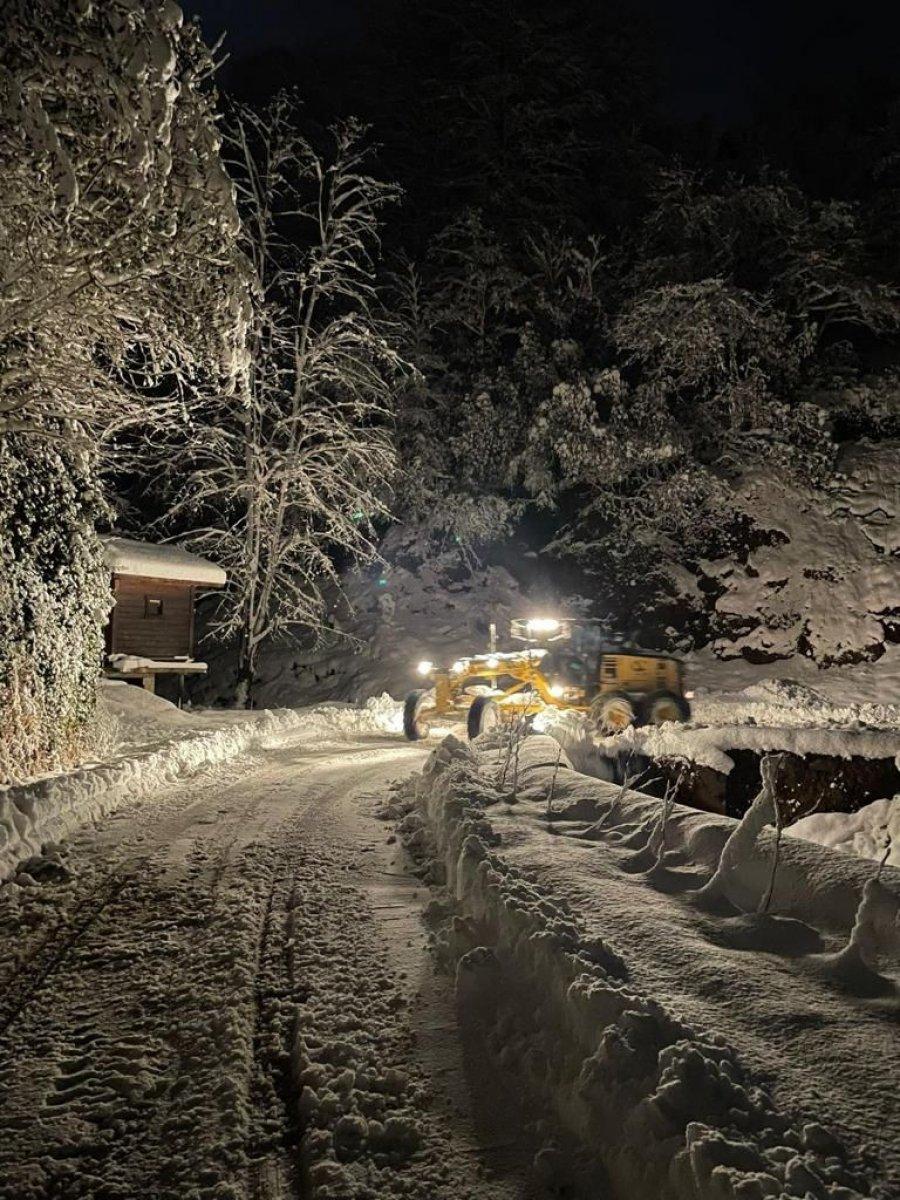 Rize'de karlı yolda kalan ambulansın imdadına Özel İdare ekipleri yetişti