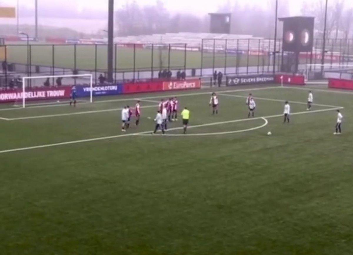 Van Persie'nin oğlundan klas frikik golü