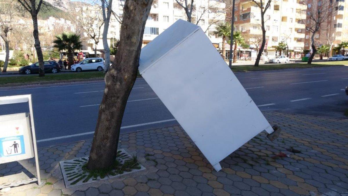 Kahramanmaraş’ta etkisini artıran fırtına hayatı olumsuz etkiledi