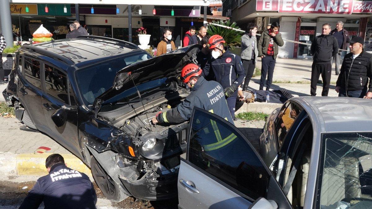 Antalya'da makas atan sürücü cipe çarptı