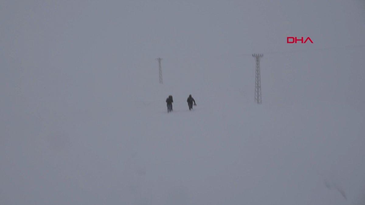 Hakkari'de yoğun kar yağışı nedeniyle 338 yerleşim yerinin yolu kapandı