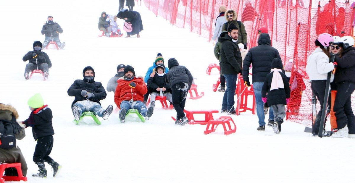 Kar tatili sevenler Palandöken'e akın etti