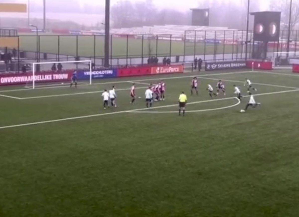 Van Persie'nin oğlundan klas frikik golü