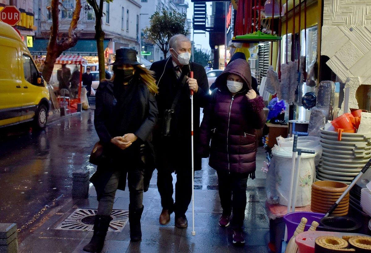 Kırıkkale'de görme engelli gazeteci, hem haber yazıyor hem de fotoğraf çekiyor