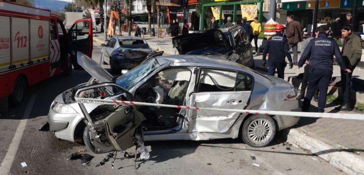 Antalya'da makas atan sürücü cipe çarptı