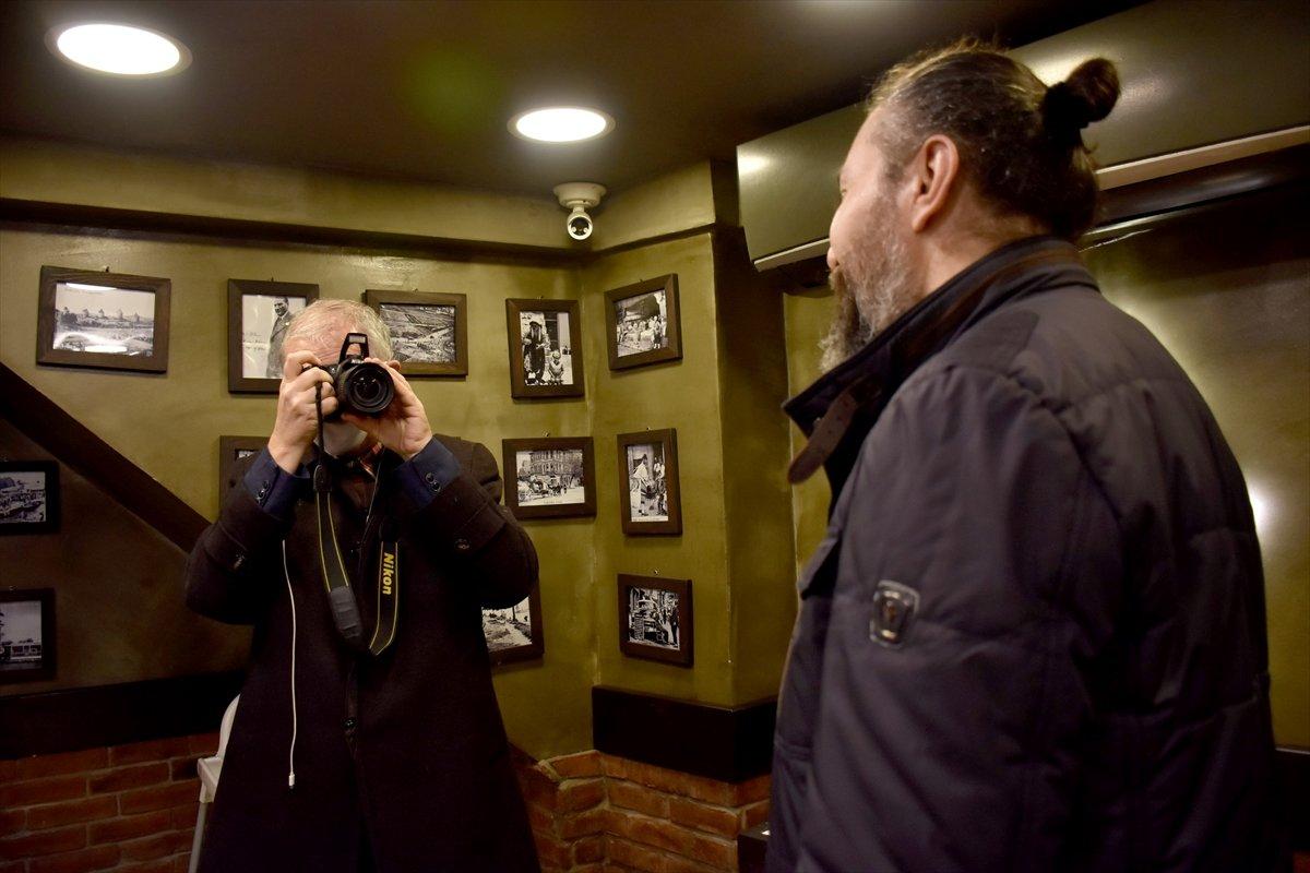 Kırıkkale'de görme engelli gazeteci, hem haber yazıyor hem de fotoğraf çekiyor