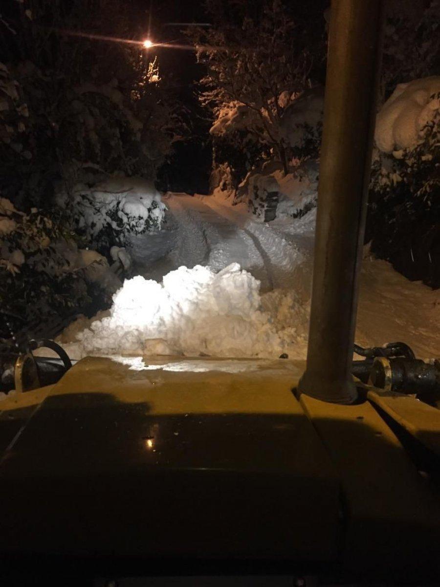 Rize'de karlı yolda kalan ambulansın imdadına Özel İdare ekipleri yetişti