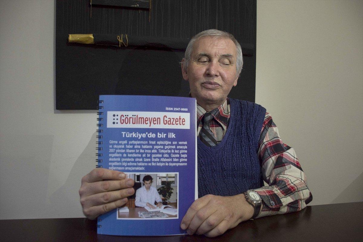 Kırıkkale'de görme engelli gazeteci, hem haber yazıyor hem de fotoğraf çekiyor