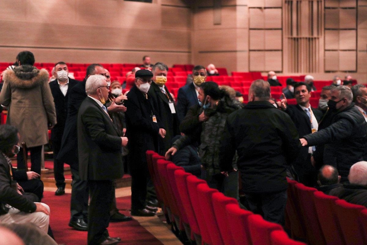 Taksicilerin genel kurulunda başkana kürsüden idam ipi atıldı