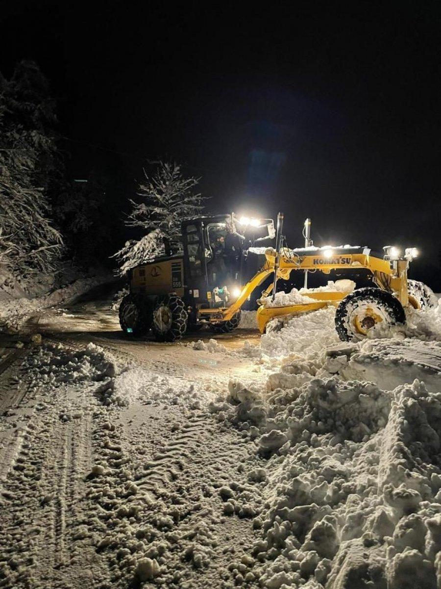 Rize'de karlı yolda kalan ambulansın imdadına Özel İdare ekipleri yetişti