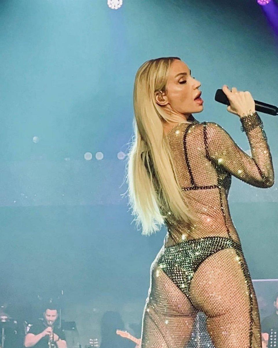 Gülşen'in dikkat çeken sahne kıyafeti