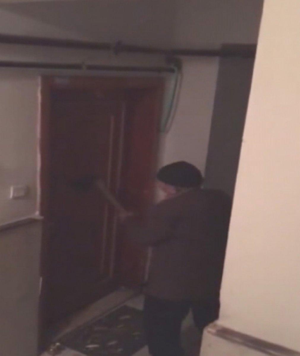 Bayrampaşa'da kiracısının evine baltayla saldırdı: 7-8 camını kıracağım