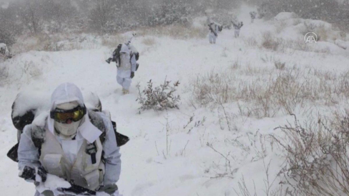 Mehmetçik'in bayrak donduran soğuktaki vatan nöbeti