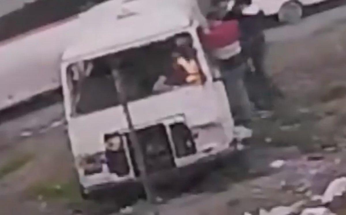 Avcılar'da 3 kişi minibüsü kundakladı